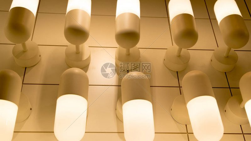 铝材与铁艺景观照明灯具：材质对比解析**